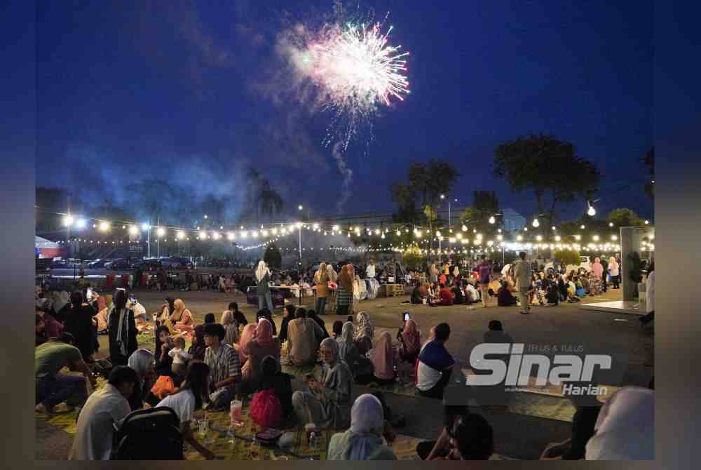 Visitors were treated to a fireworks display on the final day of the Iftar Ala Madinah @Karangkraf programme on Thursday.