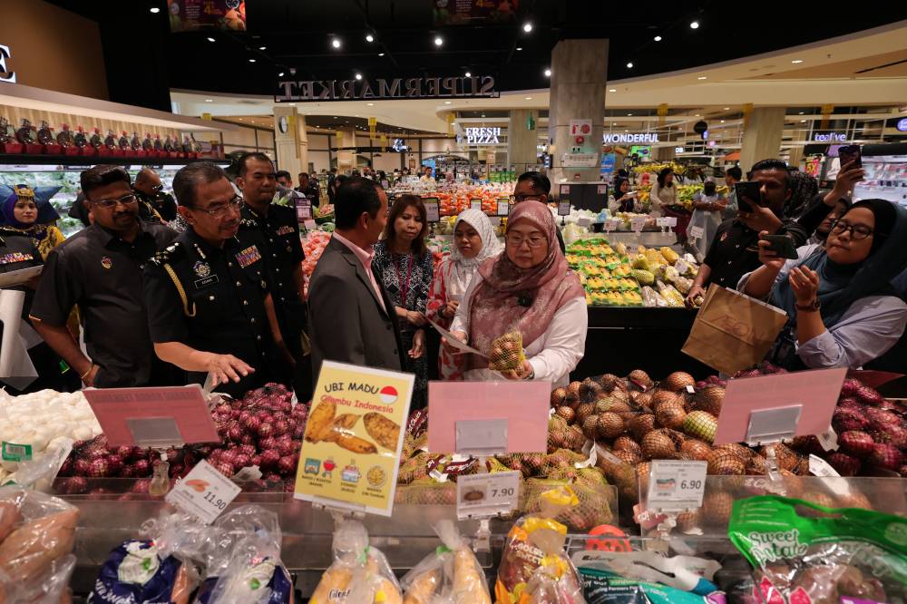 Despite early planning, some shoppers acknowledged last-minute shopping is sometimes unavoidable. - Bernama photo