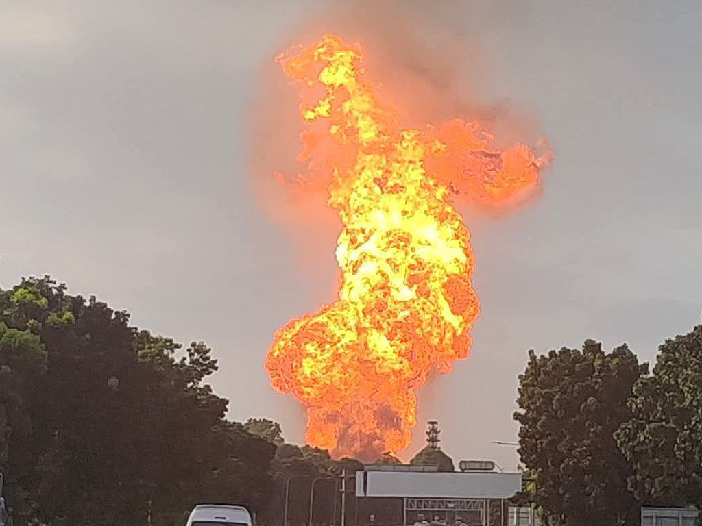 A loud explosion was heard before seeing the flames rising, adding that the fire was still raging as of 10 am.
Photo source: Social Media
