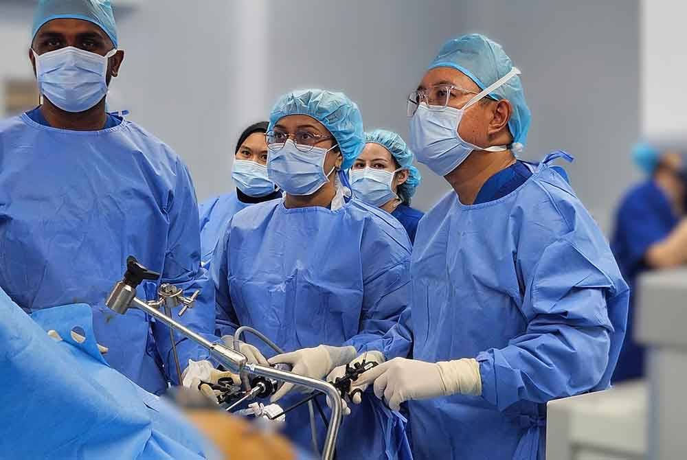 Nik Ritza Kosai (right) during a bariatric surgery procedure. Photo: Nik Ritza Kosai