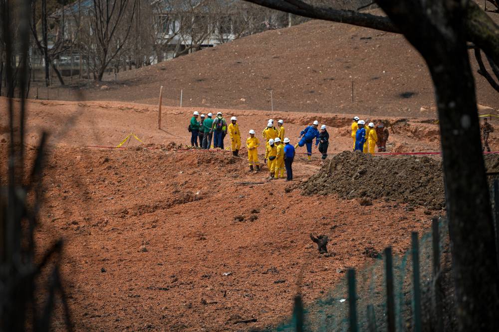Personnel from various agencies surveyed the current situation at the gas pipeline fire site at Jalan Putra Harmoni during a visit to Putra Heights on April 3, 2025. - Photo by Bernama