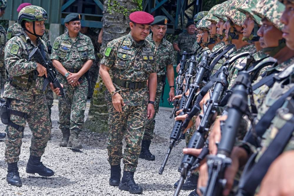 Malaysian Army Chief General Tan Sri Muhammad Hafizuddeain Jantan (centre) during a visit to the 8th Brigade Operations area in conjunction with the Hari Raya Aidilfitri celebration at the Tok O army post in Rantau Panjang today. - Photo by Bernama
