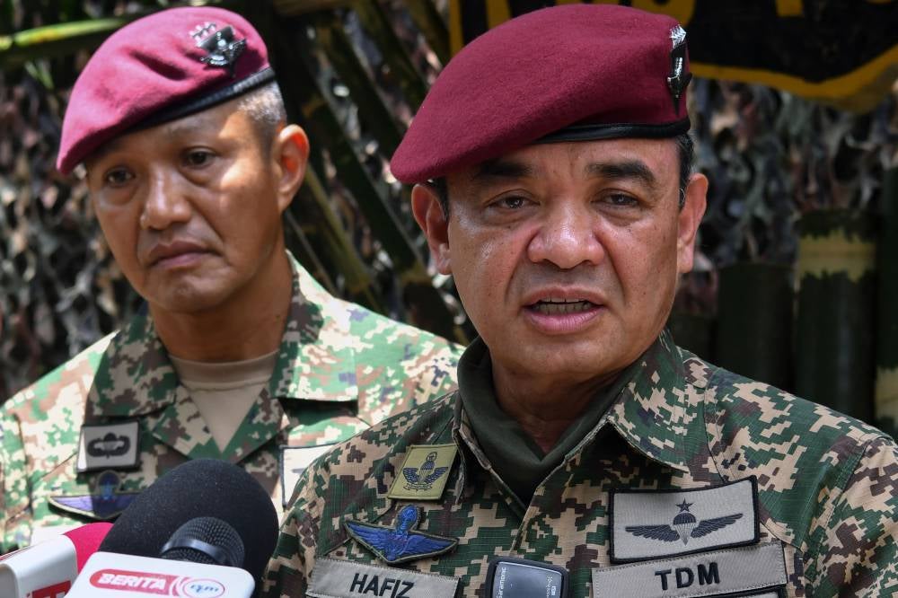 Malaysian Army Chief General Tan Sri Muhammad Hafizuddeain Jantan during a visit to the 8th Brigade Operations area in conjunction with the Hari Raya Aidilfitri celebration at the Tok O army post in Rantau Panjang today. - Photo by Bernama