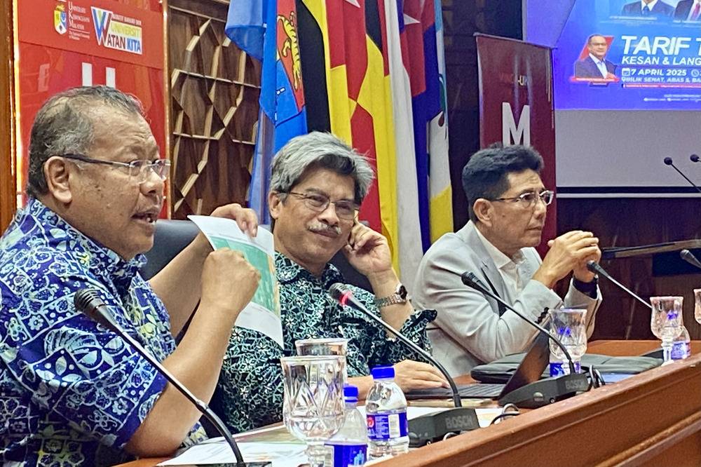 Minda-UKM director Professor Tan Sri Dr Noor Azlan Ghazali (left), director of
UKM International Trade and Investment at the Institute of Malaysia and International Studies (Ikmas) Professor Dr Sufian Jusoh (centre) and UKM-Graduate School of Business Adjunct Professor and Minda-UKM Associate Fellow Dr Mohd Shahreen Madros (right).