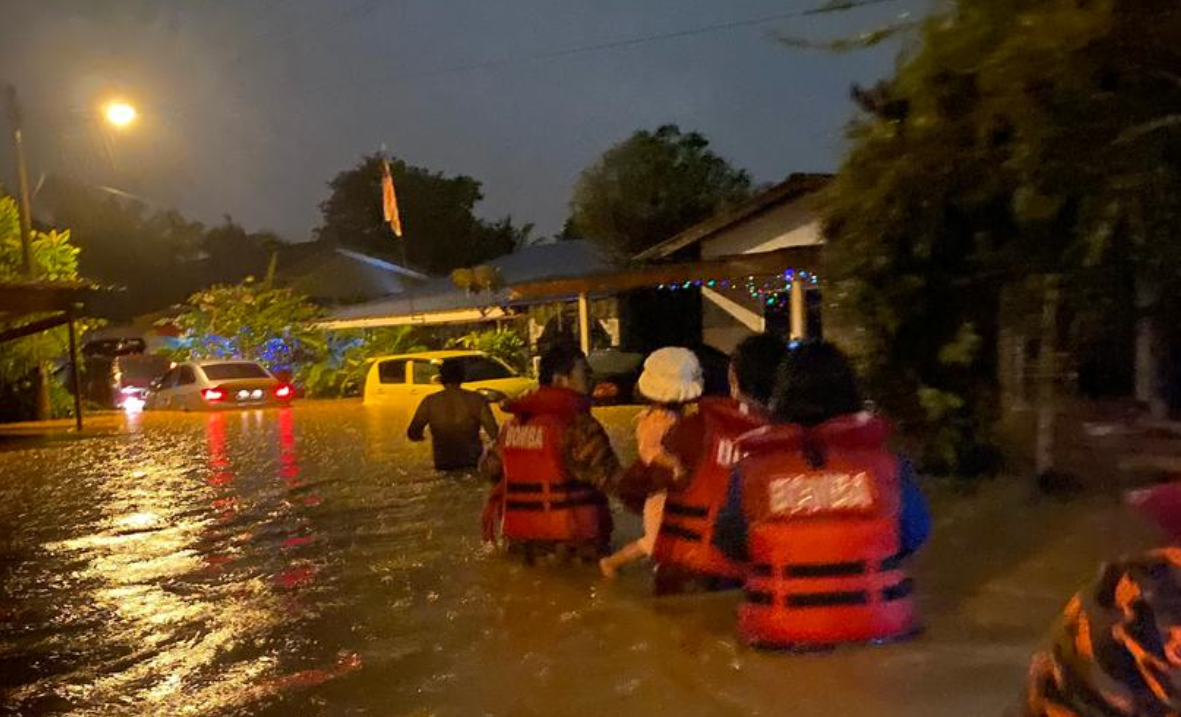 Petaling was one of the districts affected with water rising to 0.61 metres in several areas, including Kampung Tengah, Puchong. Photo courtesy of Fire and Rescue Department.