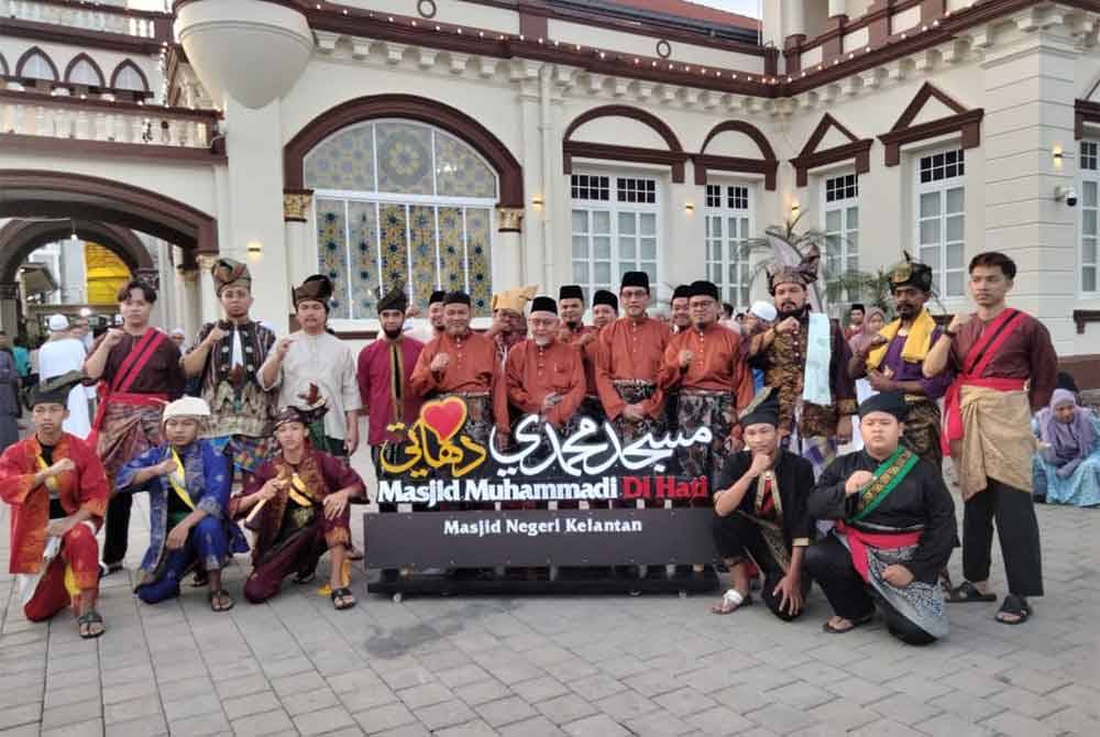 Nik Abdul Kadir (standing, centre) with the committee members of Masjid Jamek Muhammadi during the Subuh Seperti Jumaat Programme and Hari Raya Aidilfitri Celebration in Kota Bharu on Friday.