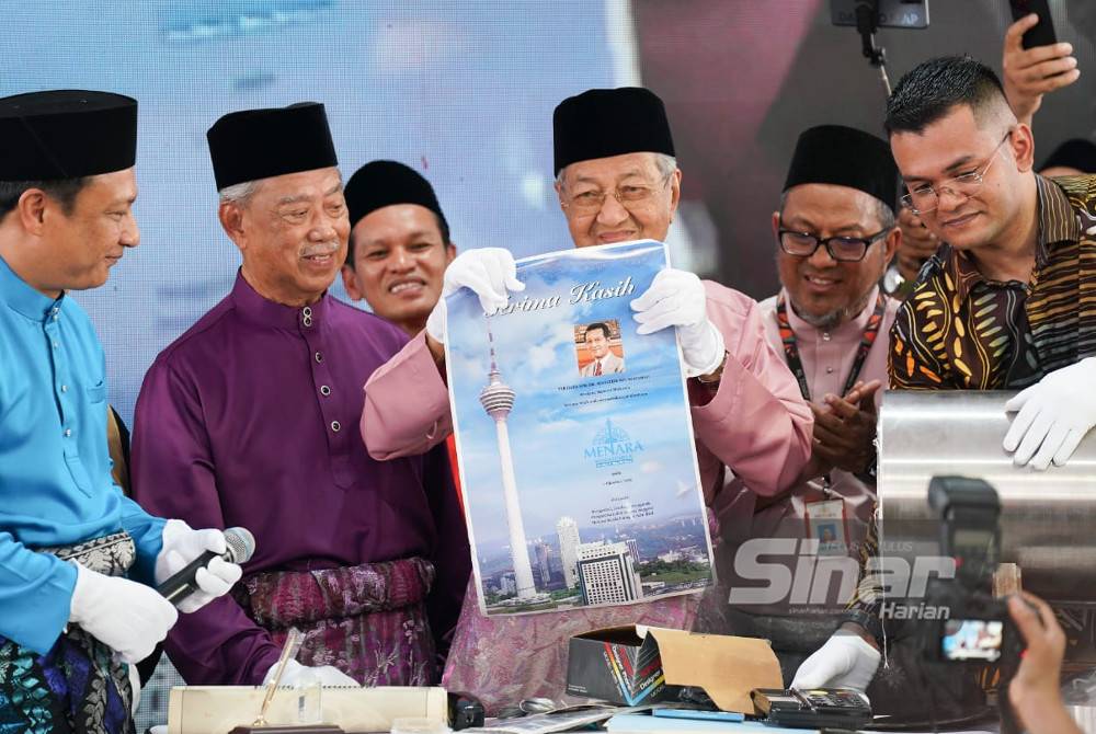 Dr Mahathir opened the time capsule he buried nearly three decades ago at the Kuala Lumpur Tower on Sunday. Photo by Rosli Talib/Sinar.