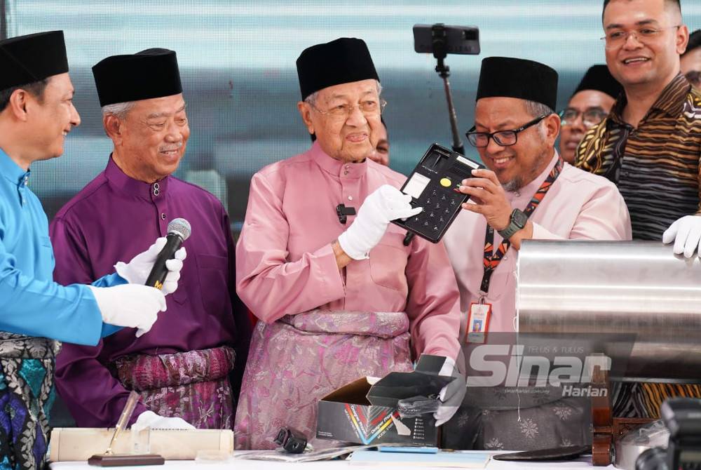 Dr Mahathir opened the time capsule he buried nearly three decades ago at the Kuala Lumpur Tower on Sunday. Photo by Rosli Talib/Sinar.