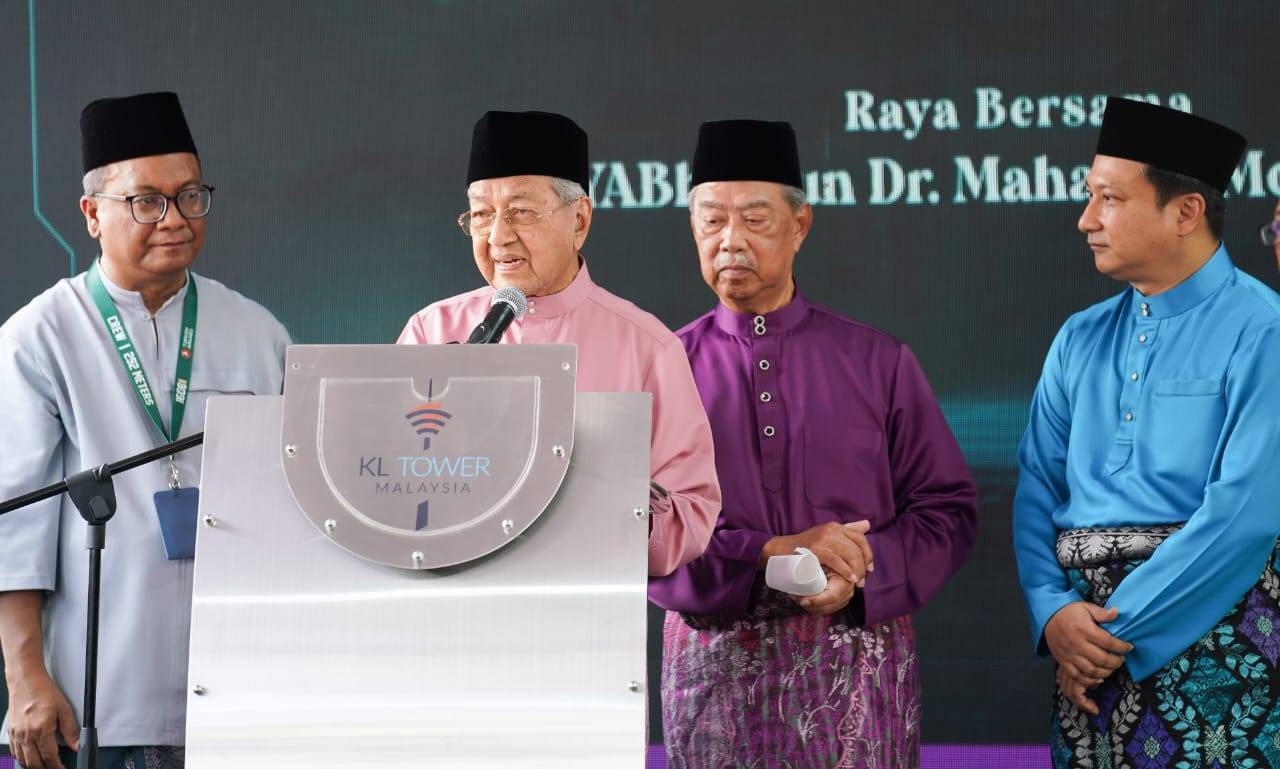 Tun Dr Mahathir Mohamad recites a patriotic-themed poem from time capsule at KL Tower. - Photo by ROSLI TALIB
