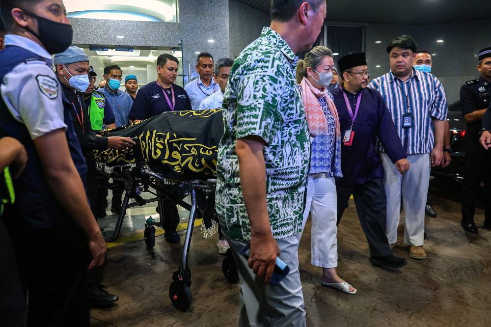 A National Heart Institute hearse carrying Tun Abdullah's remains arrived at 9.07pm escorted by nine vehicles with his family. - Bernama photo