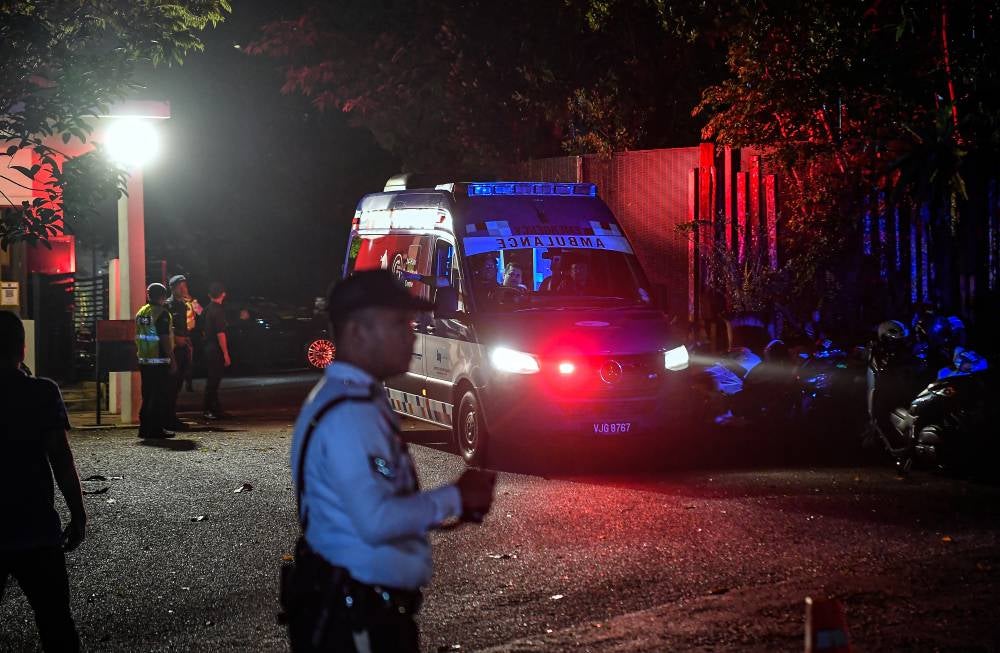 The situation outside the residence of the late former Prime Minister Tun Abdullah Ahmad Badawi, 85, at Persiaran Tuanku Ja'afar, Kuala Lumpur, last night. - Photo by Bernama