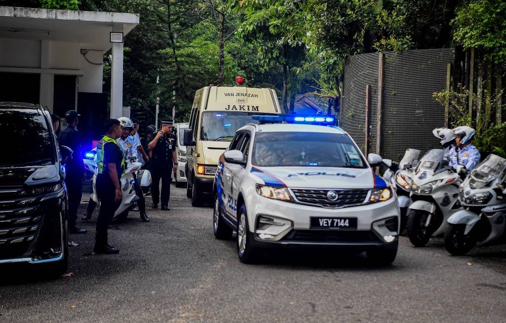 The remains of the late fifth Prime Minister Tun Abdullah Ahmad Badawi, 85, transported from his residence at Persiaran Tuanku Ja'afar to the National Mosque earlier today. - Photo by Bernama