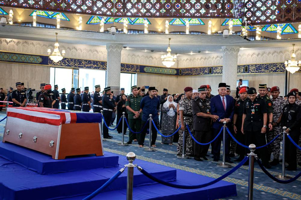 Former prime minister Datuk Seri Najib Razak paid his final respects to the late fifth Prime Minister of Malaysia Tun Abdullah Ahmad Badawi, at the main prayer hall of the National Mosque today. - Photo by Bernama