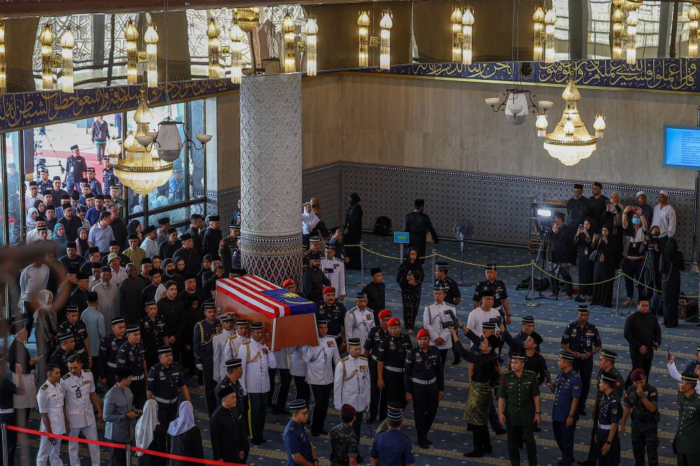 Malaysian Armed Forces (ATM) personnel carrying the remains of the late fifth Prime Minister Tun Abdullah Ahmad Badawi into the main prayer hall of the National Mosque today for the final respects ceremony. - Photo by Bernama