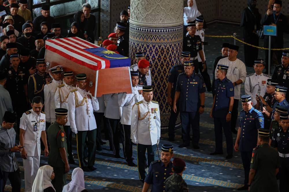 Malaysian Armed Forces (ATM) personnel carrying the remains of the late fifth Prime Minister Tun Abdullah Ahmad Badawi into the main prayer hall of the National Mosque today for the final respects ceremony. - Photo by Bernama