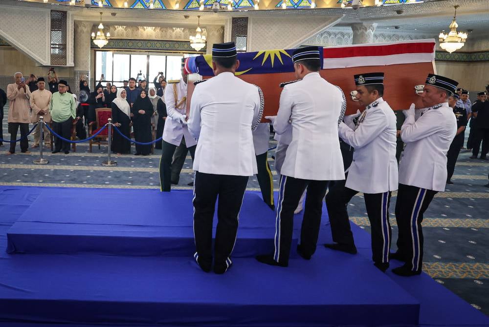 Malaysian Armed Forces (ATM) personnel carrying the remains of the late fifth Prime Minister Tun Abdullah Ahmad Badawi into the main prayer hall of the National Mosque today for the final respects ceremony. - Photo by Bernama