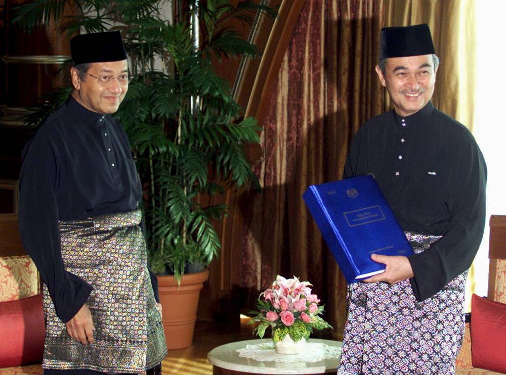 Tun Dr Mahathir said that after he stepped down as the country’s 4th Prime Minister in 2003, Tun Abdullah, who was then his deputy, took over the country’s leadership and went on to achieve a historic victory in the 11th General Election. - Bernama file photo