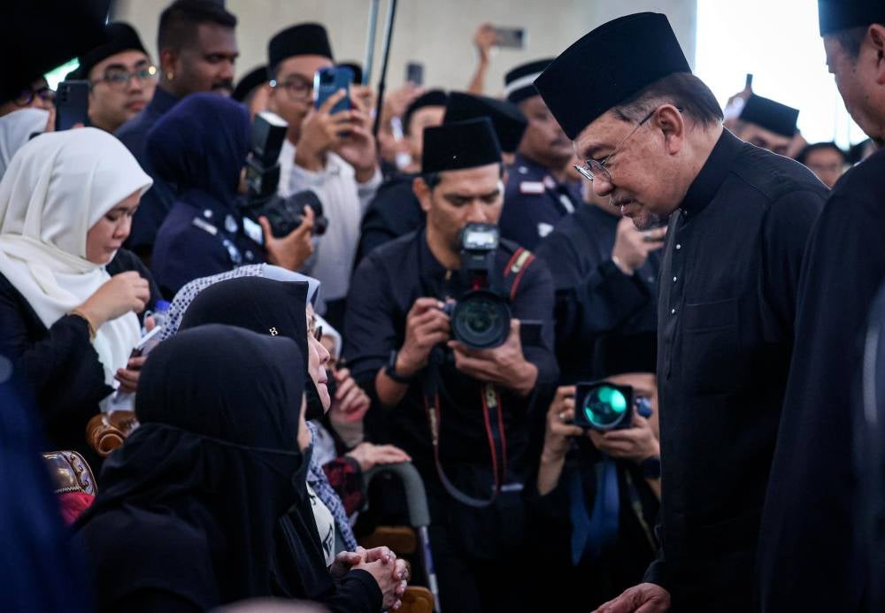Anwar spent a few minutes meeting Tun Abdullah's family members. - Bernama photo