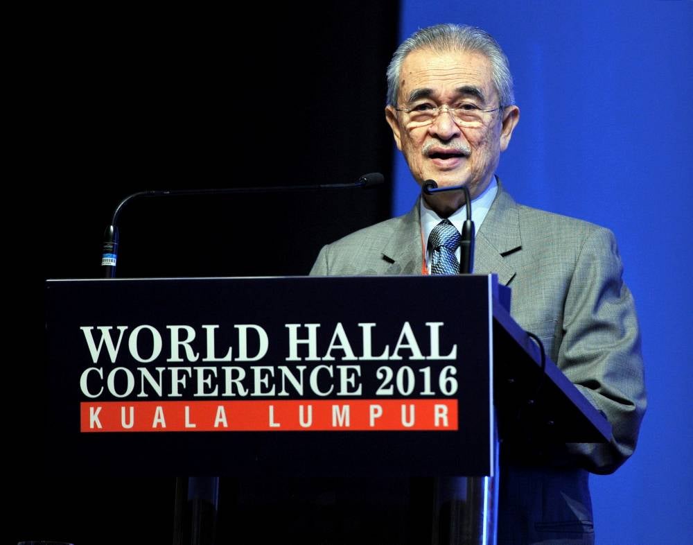 Former Prime Minister and patron of the World Halal Conference Malaysia, Tun Abdullah Ahmad Badawi, delivered a speech at the World Halal Conference 2016 held at the Kuala Lumpur Convention Centre (KLCC). - Bernama photo
