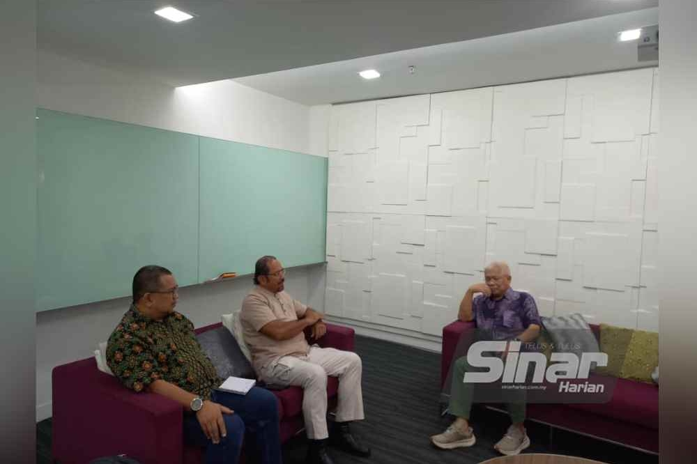 Mustafar (second from right) in discussion with Karangkraf Group Advisor, Datuk Hussamuddin Yaacub (right), during a courtesy visit to the Karangkraf Group Complex on Wednesday.