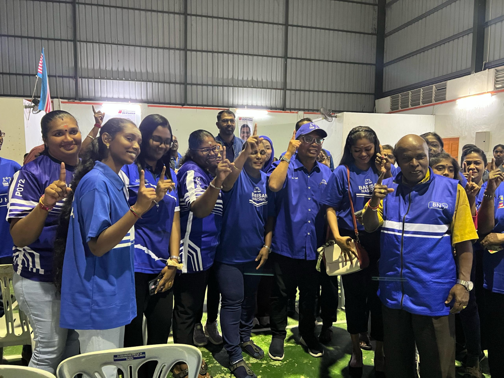 Ayer Kuning Barisan Nasional (BN) candidate Dr Mohamad Yusri Bakir with Indian voters at MIC press conference held in Dewan Serbaguna Bidor. 