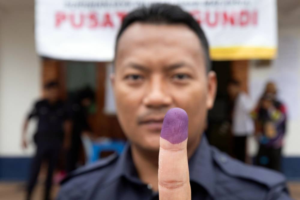 A total of 500 early voters were registered for today’s polling, comprising 476 personnel from the 3rd Battalion of the General Operations Force (PGA) in Bidor and 24 policemen stationed at the Tapah District Police Headquarters (IPD). - Bernama photo