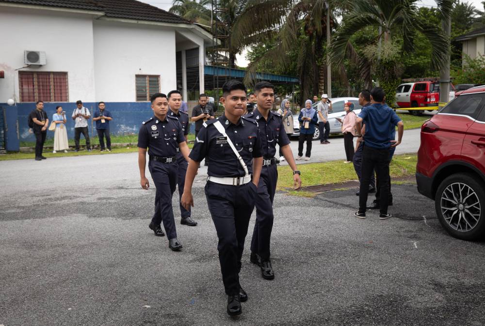 A total of 500 early voters were registered for today’s polling, comprising 476 personnel from the 3rd Battalion of the General Operations Force (PGA) in Bidor and 24 policemen stationed at the Tapah District Police Headquarters (IPD). - Bernama photo