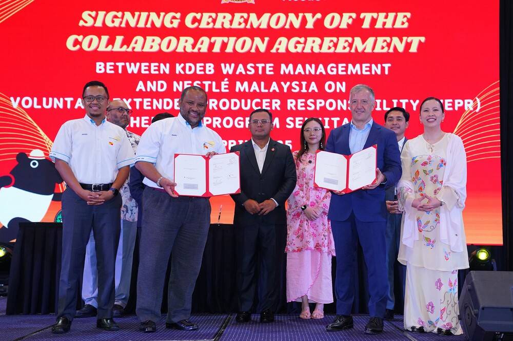 KDEBWM Managing Director Datuk Ramli Mohd Tahir and Nestlé Malaysia CEO Juan Aranols held up the signed Collaboration Agreement for the SELKitar Programme, joined by Selangor Menteri Besar Datuk Seri Amirudin Shari and Executive Councillor for Public Health and Environment, Jamaliah Jamaluddin.