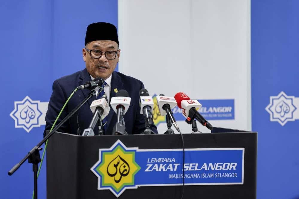 LZS Chief Executive Officer Mohd Khaidzir Shahari delivered a briefing at a press conference on Selangor Zakat Distribution and Collection Performance in 2024 at Menara Zakat Sultan Idris Shah, Section 14 today. Photo by Bernama