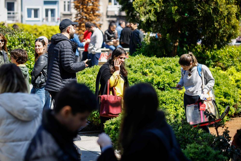 Local residents wait in a park in Istanbul on April 23, 2025, following an initial quake at 0949 GMT followed by three others of with magnitudes of 4.4 to 4.9. An earthquake with a magnitude of 6.2 hit the Marmara Sea near the western outskirts of Istanbul on April 23, 2025, officials said, with the impact felt across Turkey's largest city where people rushed onto the streets. - (Photo by KEMAL ASLAN / AFP)
