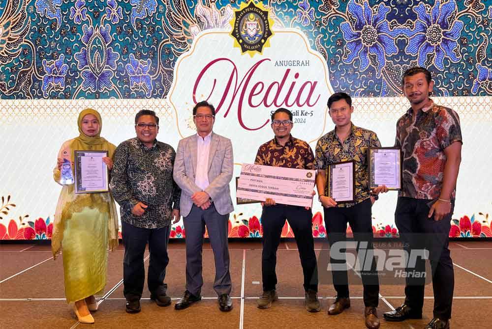 MACC chief commissioner Tan Sri Azam Baki poses for a photo with Sinar Harian team who won first place in the Best Social Media Content category.