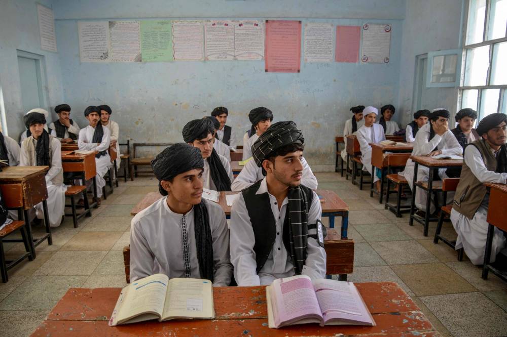 Afghan school boys wearing shalwar kameez and turbans as part of a new uniform code attend class at a high school in Kandahar on April 22, 2025. Since the start of the school year in March, Afghan boys have been required to wear new uniforms of turbans and long tunics, following an order to adopt outfits reflecting Taliban rule. (Photo by Sanaullah SEIAM/AFP)