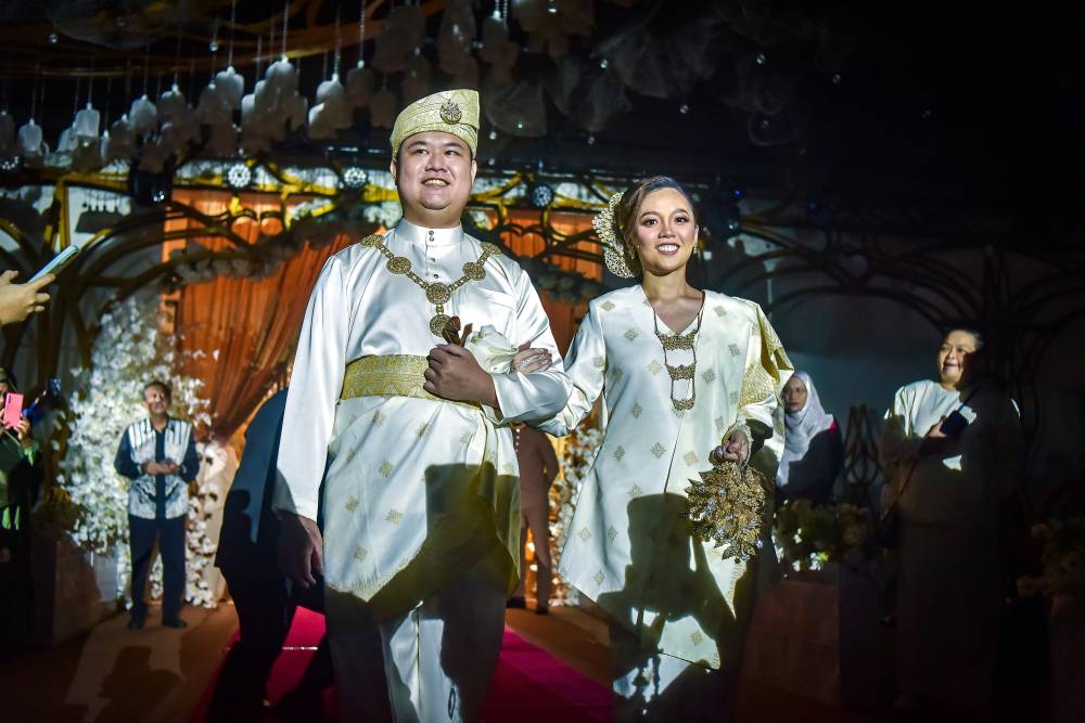 Groom Chang Jeff Sun, 31 and his bride, Ng Sow Gee, 32. Photo by Bernama