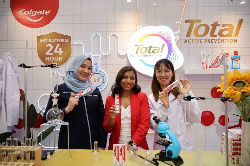 Mas Suryalis joined Colgate South Asean Hub's Marketing Oral Care Director Callista Fernandez (centre) and Colgate Global Technology Centre's Senior Chemist Zoe Qian (right), in a panel discussion on active prevention for oral care at the launch of the new Colgate Total Active Prevention.