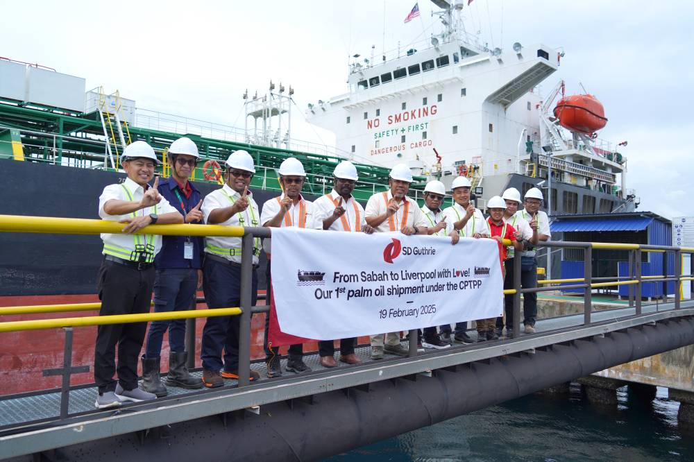 SD Guthrie Berhad group managing director,Datuk Mohamad Helmy Othman Basha (centre, sixth from right) celebrates the departure of the first tariff-free palm oil shipment under the CPTPP agreement from Kunak Port, together with the company's senior upstream operations management team in Sabah.

