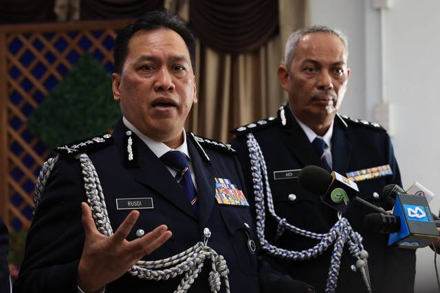 KL police chief Datuk Rusdi Mohd Isa (left) and Putrajaya district police chief ACP Aidi Sham Mohamed. - BERNAMA FILE PIX