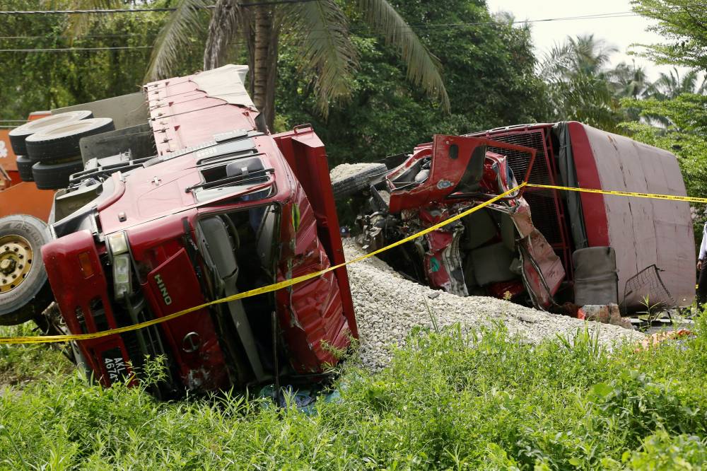 The condition of the Federal Reserve Unit (FRU) lorry involved in an accident on Jalan Chikus-Sungai Lampam, today. - Photo by Bernama