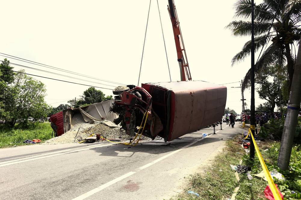 The condition of the Federal Reserve Unit (FRU) lorry involved in an accident on Jalan Chikus-Sungai Lampam, today. - Photo by Bernama