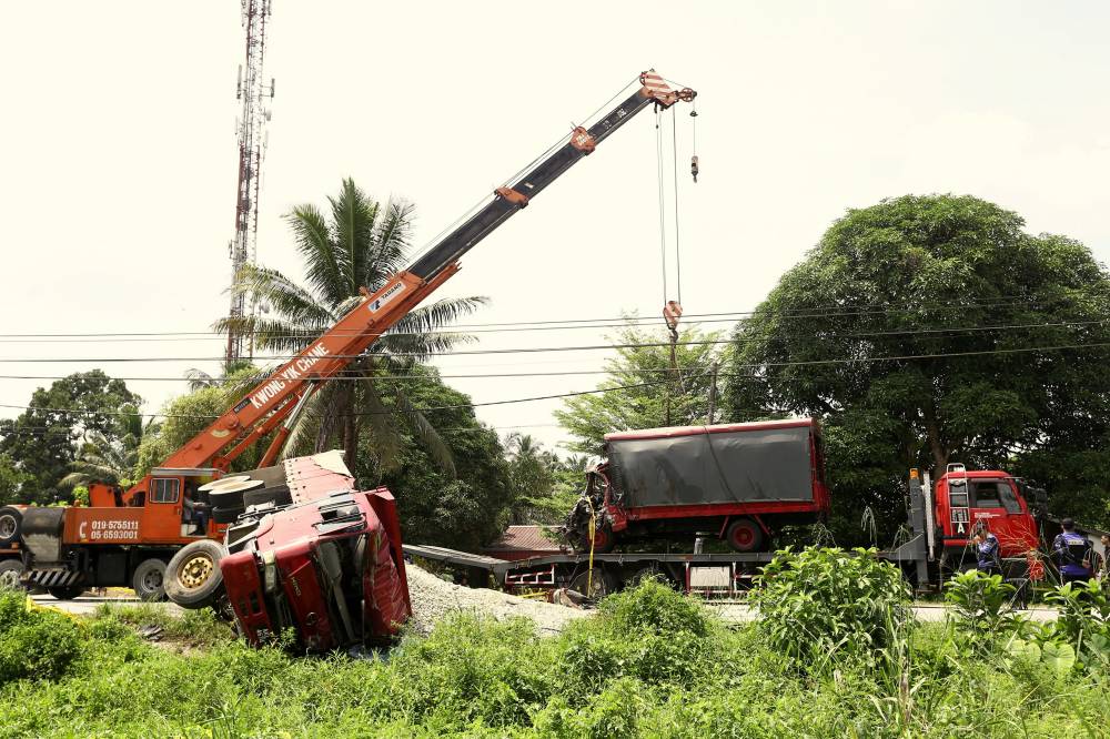 The condition of the Federal Reserve Unit (FRU) lorry involved in an accident on Jalan Chikus-Sungai Lampam, today. - Photo by Bernama