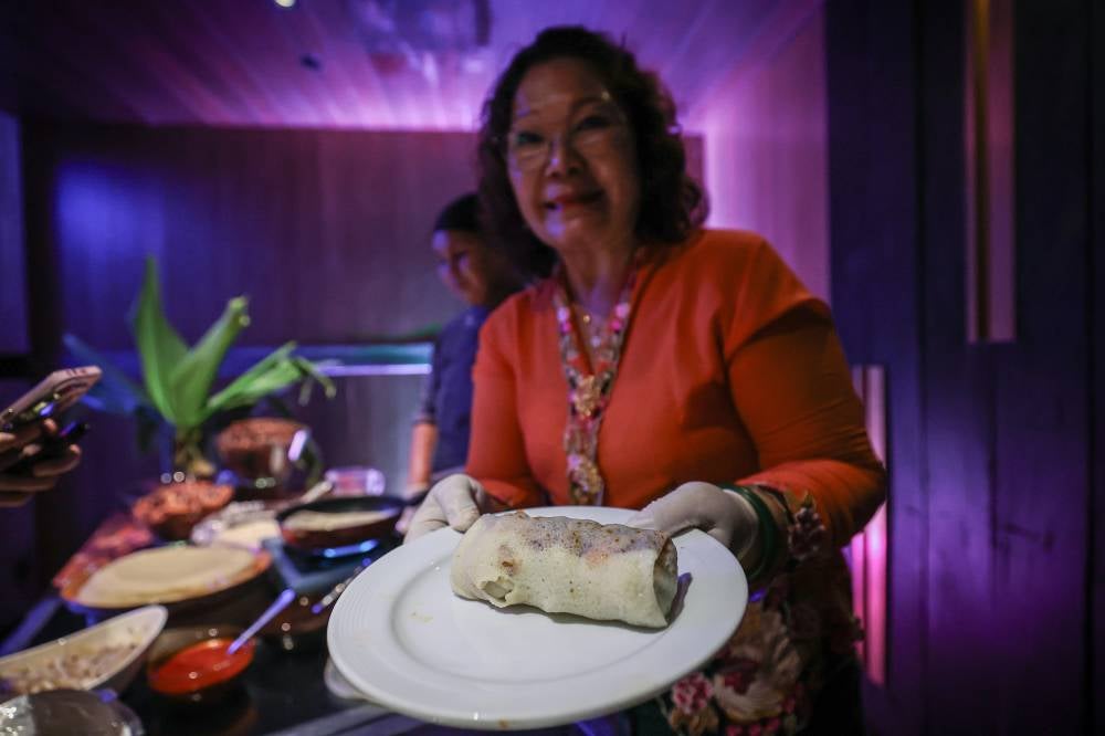 Jennifer Lee Choo Neo, a member of the Cultural and Social Committee of the Peranakan Baba Nyonya Association of Kuala Lumpur and Selangor (PPBNKLS), prepares Nyonya popiah during a Peranakan Chinese cooking demonstration for media practitioners in conjunction with the Nyonya Heritage@The Saujana Hotel programme held here recently. Photo by Bernama