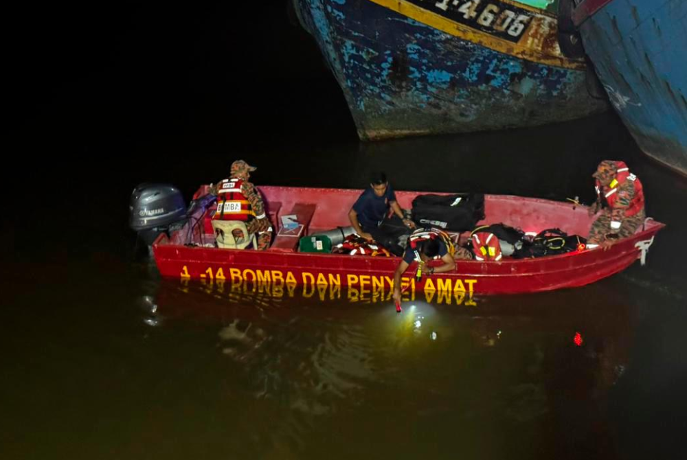 A four-wheel drive vehicle was reported to have fallen into the Sarawak River near the bridge last night. Photo courtesy JBPM Sarawak 