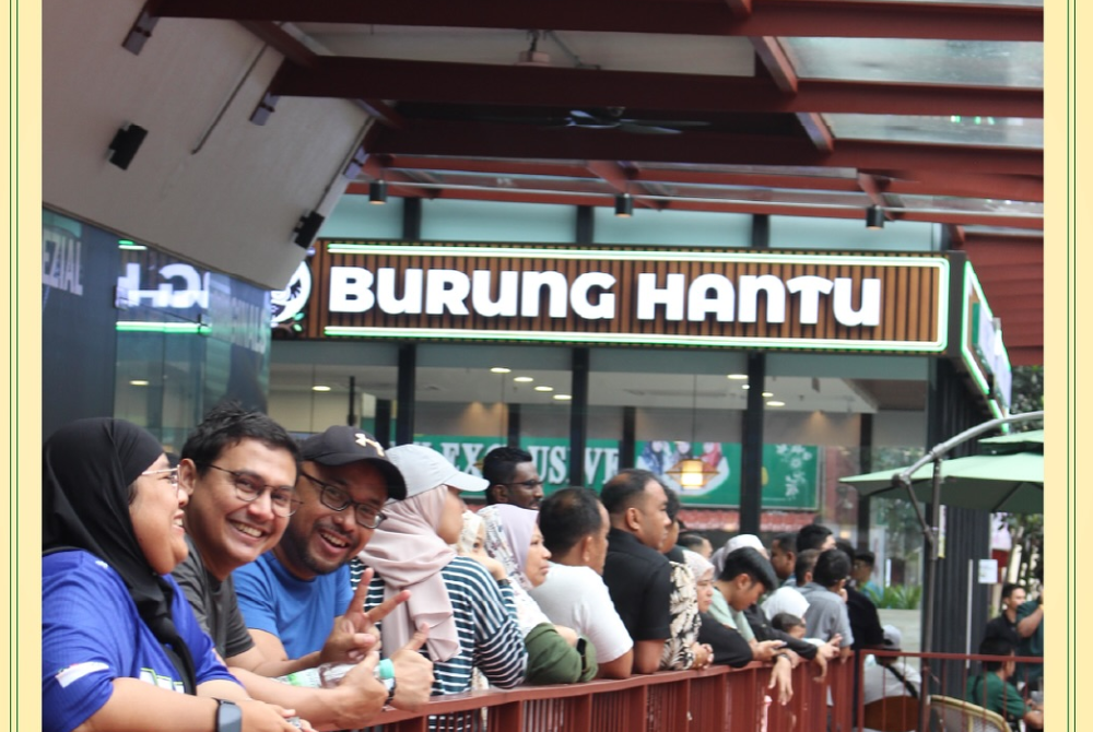 Currently, Nasi Lemak Burung Hantu employs over 300 workers across its nine branches, using up to five tonnes of sambal weekly and 1.5 tonnes of rice daily. - Photo source: FB