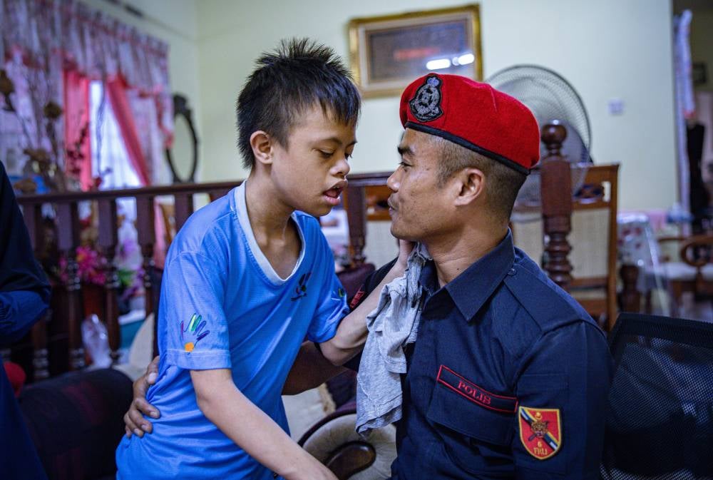 Raqin is the eldest child of Sergeant Mohd Roslan, who tragically died in an accident in Teluk Intan last Tuesday. Mohd Roslan was one of nine members of the Federal Reserve Unit confirmed dead after being involved in a collision between the FRU truck carrying 18 personnel including the driver, and a lorry loaded with stones. - Bernama photo