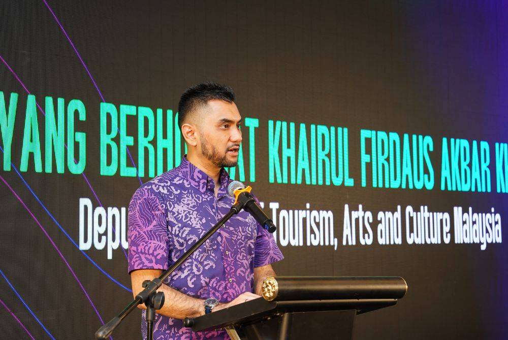 Tourism, Arts and Culture deputy minister Khairul Firdaus Akbar Khan commends the Bomb Battle team for their creativity and innovation in developing a new attraction that explores the latest trends in science and technology. Photo courtesy of Bomb Battle Sdn Bhd.