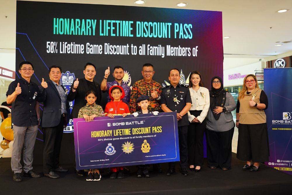 The Bomb Battle dedicated Honorary Lifetime passes to the Fire and Rescue Department of Malaysia, the Royal Malaysian Police, and the Malaysian Armed Forces as a token of appreciation for the sacrifices they’ve made for the country and their unwavering effort to keep the nation safe. Photo courtesy of Bomb Battle Sdn Bhd.