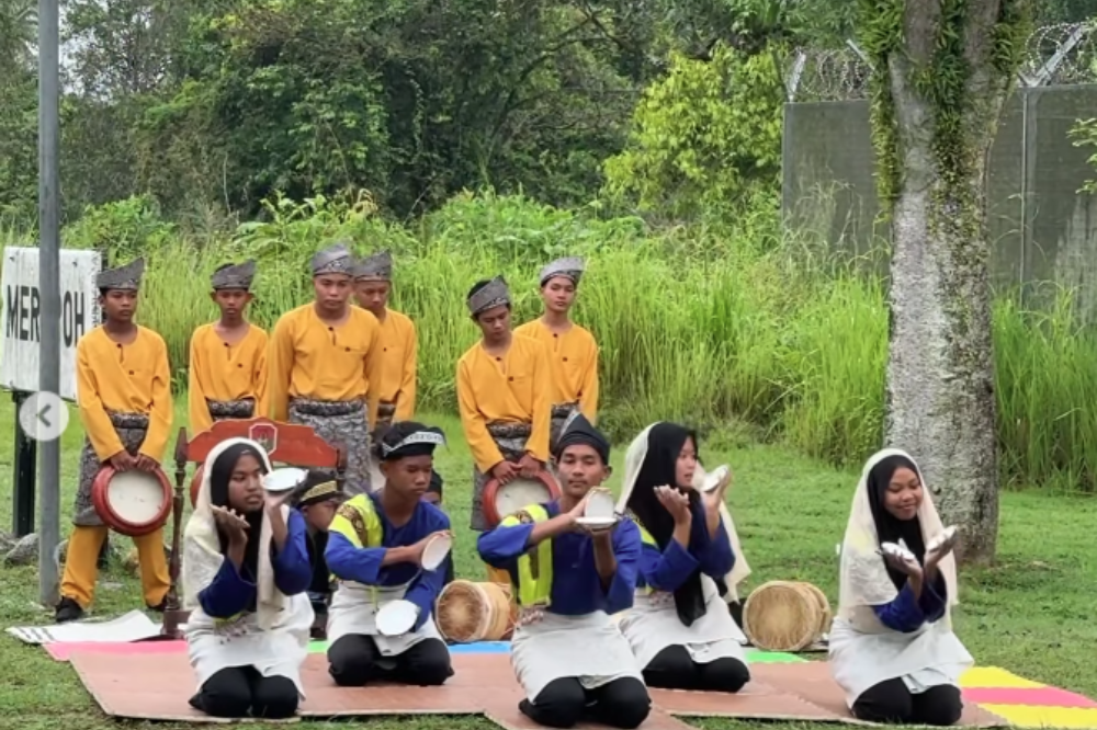 Cara Delevingne also gave fans a peek into her visit to several locations in Malaysia through an Instagram post, which included her enjoying a traditional Malaysian dance performance. - Credit photo: Instagram / @caradelevingne