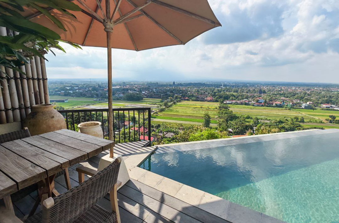 Suwatu Villas treats guests to sweeping vistas of the stunning natural surroundings.