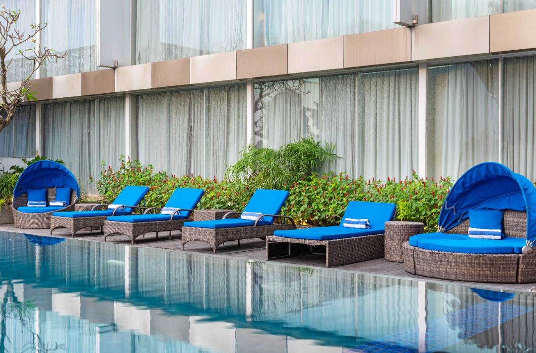 ARTOTEL Suites Bianti's swimming pool area.