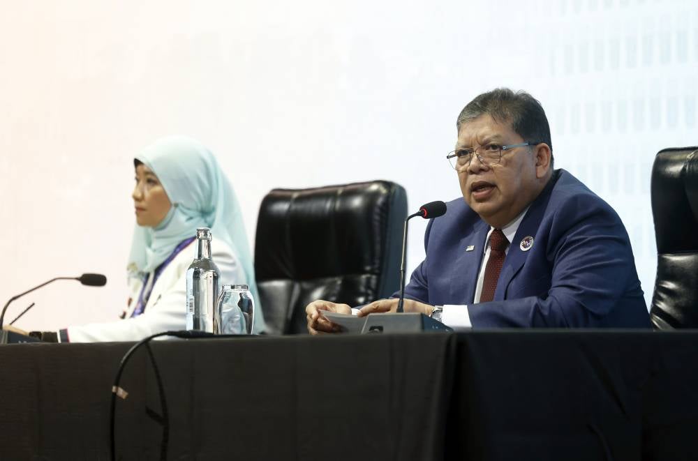 Dewan Rakyat Speaker Tan Sri Johari Abdul, who is also the 46th Asean Inter-Parliamentary Assembly (Aipa) president during a press conference after the Asean Leaders Interface with Aipa representatives session in conjunction with the 46th AseanSummit at the Kuala Lumpur Convention Centre today. Also present was Aipa secretary-general Siti Rozaimeriyanty Abdul Rahman (left). - Photo by Bernama