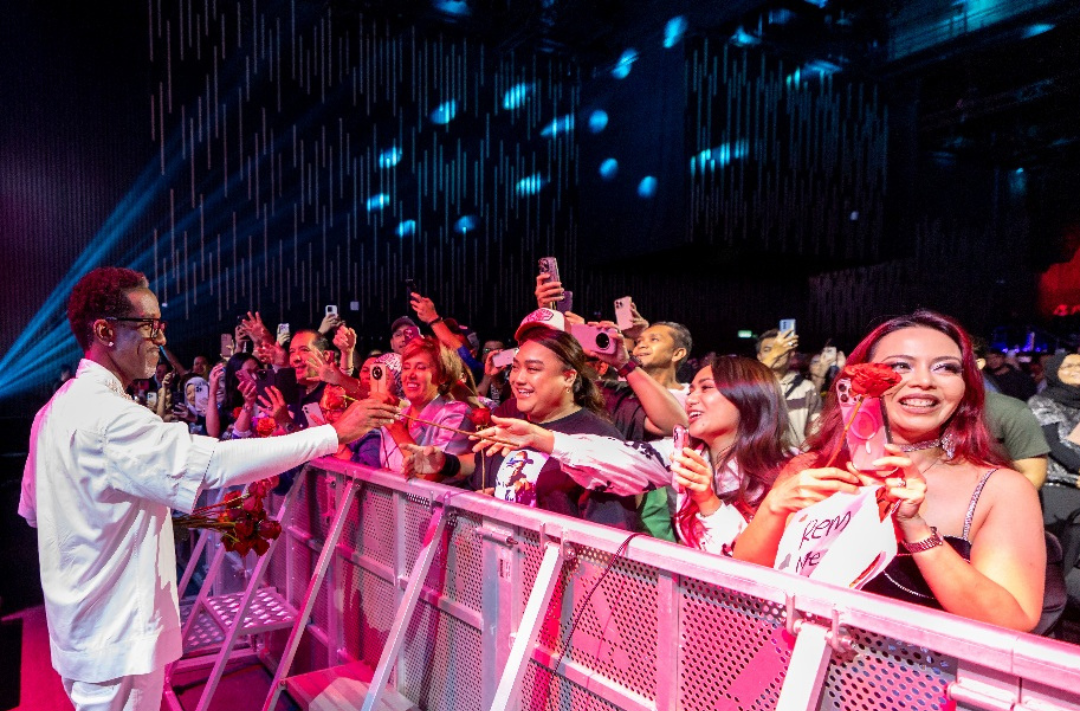 Handing out roses as a sweet nod to fans who've stood by them through the years. Photo: Sudasan 